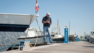 Havenmeester met telefoon
