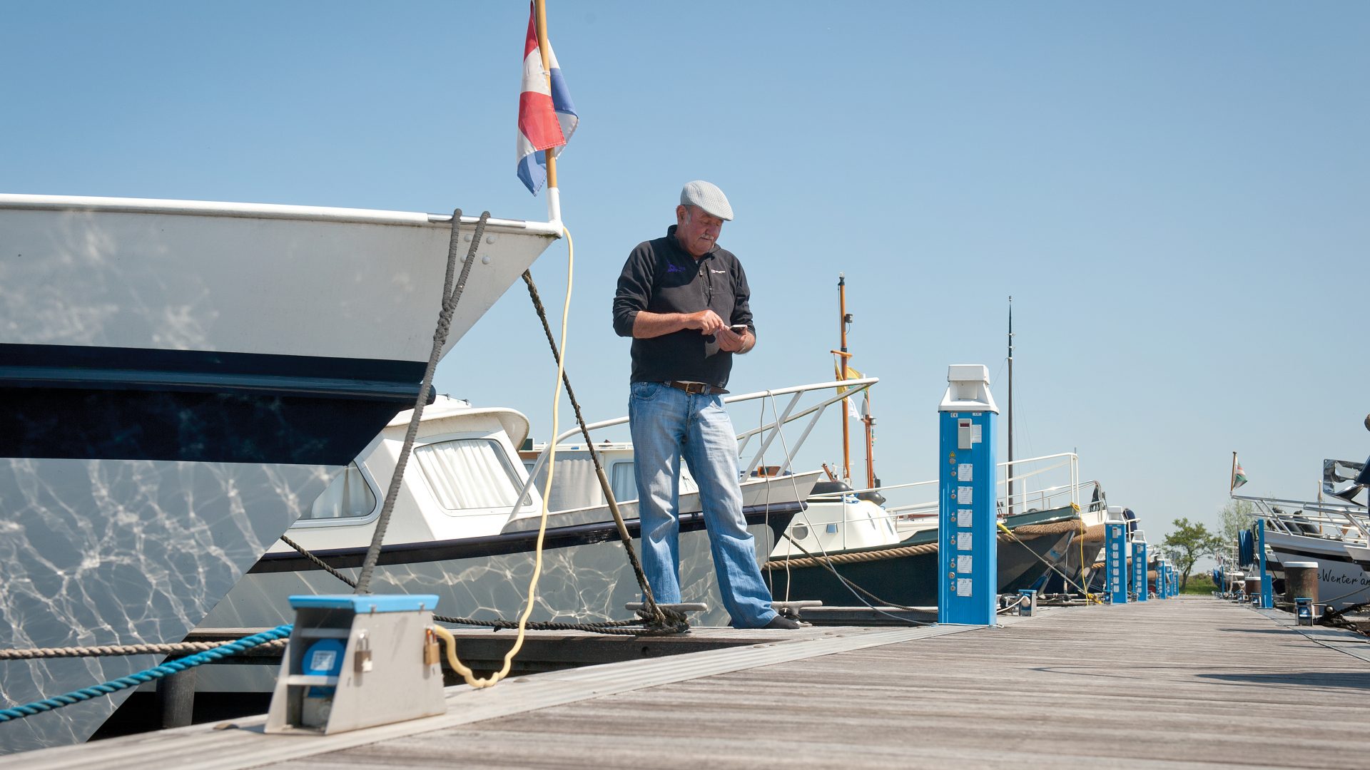 Havenmeester met telefoon